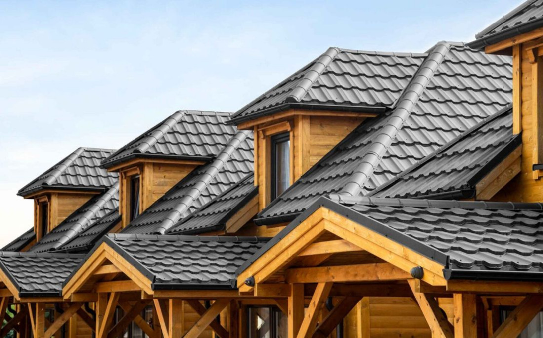 Czy blachodachówka pasuje na dach drewnianego domu?