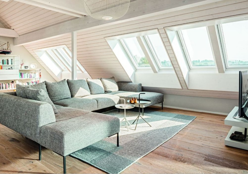 Okno dachowe w salonie na poddaszu
