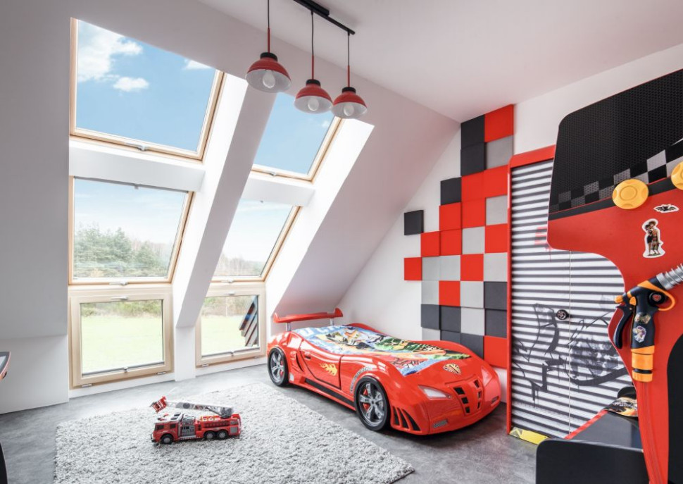 Okno dachowe w pokoju dziecięcym na poddaszu