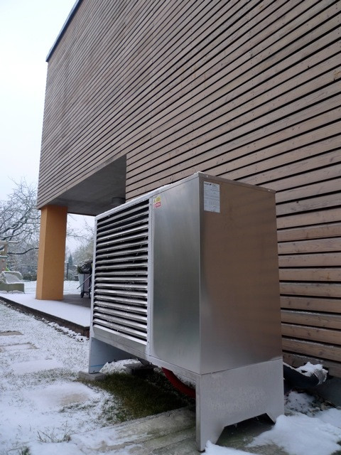 Nowoczesna pompa ciepła typ powietrze  - jednostka zewnętrzna zimą