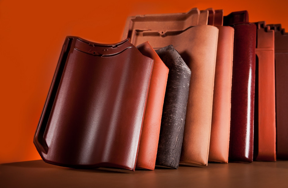 Dachówki ceramiczne występują w rozmaitych wariantach wzorów, kolorów i powłok