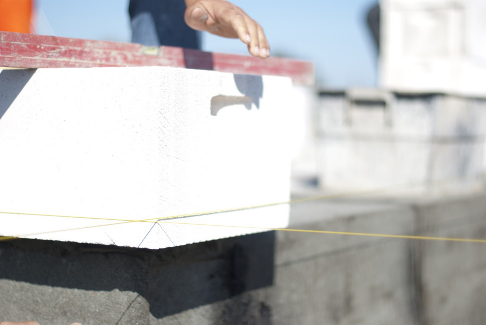 Układanie bloczków z betonu komórkowego ułatwiają wyfrezowane uchwyty montażowe
