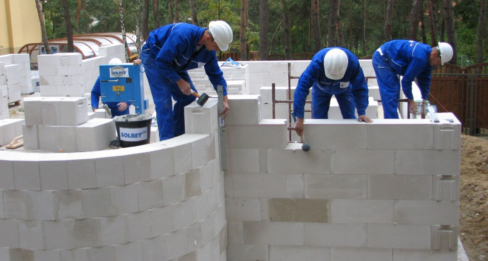 Zaokrąglone ściany wznoszone z betonu komórkowego