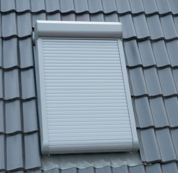 Zewnętrzna roleta na oknie dachowym