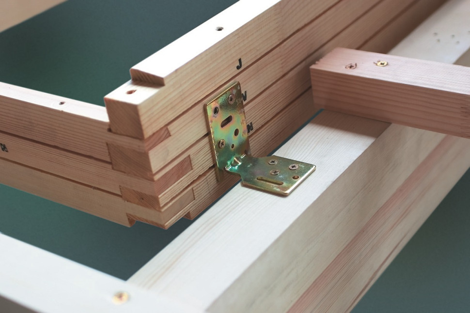 Montaż okna na krokwiach - ościeżnicę przytwierdza się do nich za pomocą kątowników montażowych