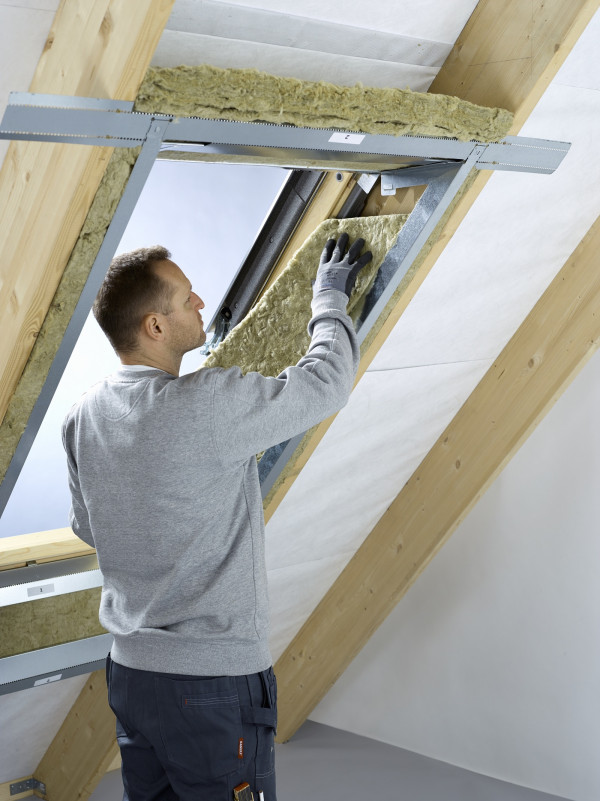 Układanie izolacji termicznej dookoła okna dachowego