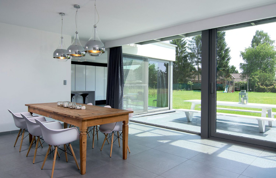 Duże okno aluminiowe z wyjściem na taras