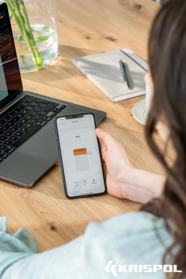 Dzięki aplikacji myKRISPOL można dyskretnie zasunąć żaluzje i rolety