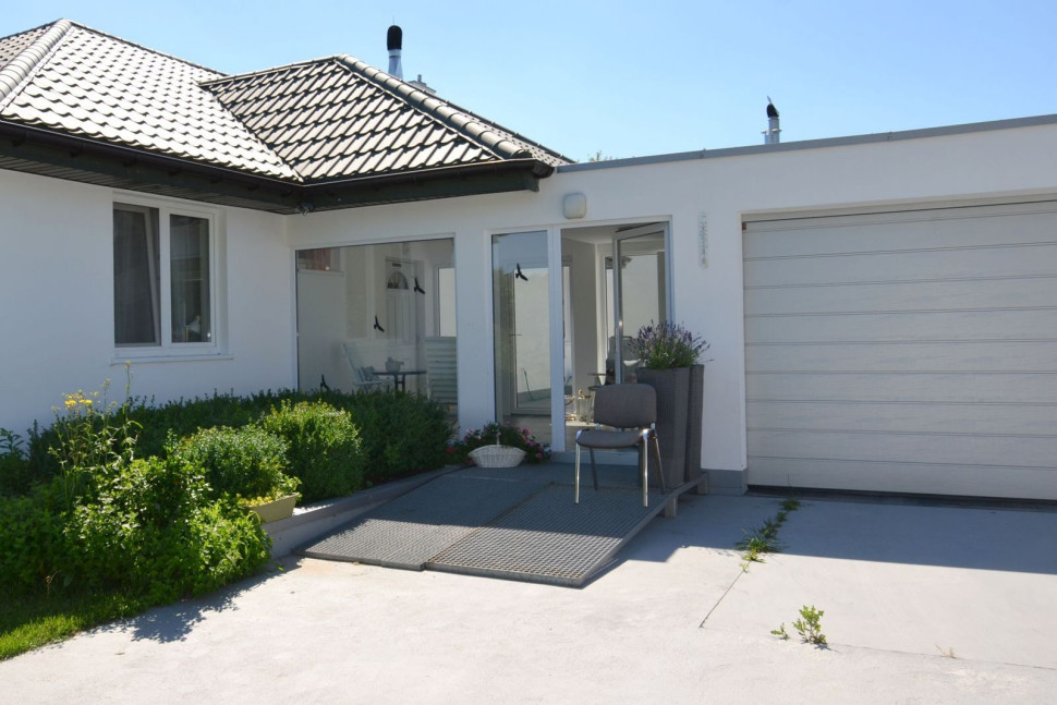 Na obszernym podjeździe, wylanym z betonu, uformowano spadek i szczeliny dylatacyjne