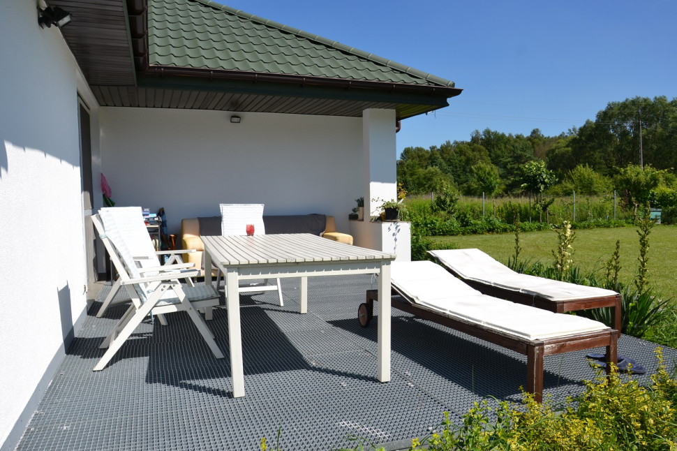 Przemysłowe kraty pomostowe na tarasie