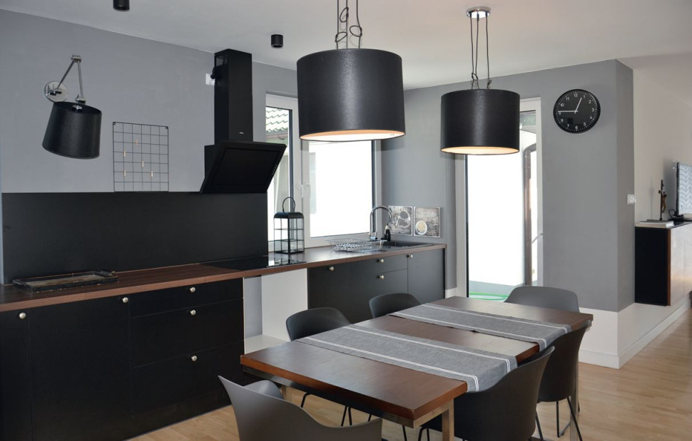 W centrum domku dla gości znajduje się kuchnia, urządzona w stylu soft loft