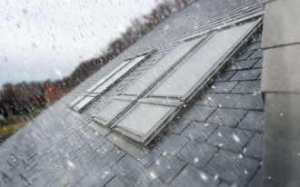 Bezterminowa gwarancja szyb hartowanych na rozbicie przez grad w oknach FAKRO