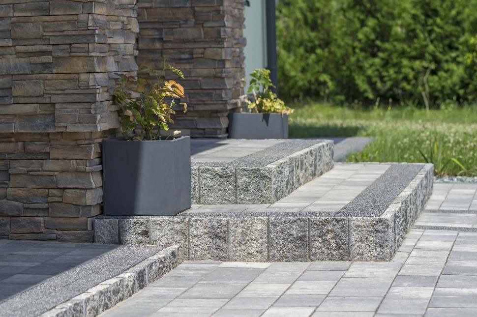 Palisady ogrodowe można łatwo wykorzystać do budowy schodów przed domem. fot. firma JONIEC®