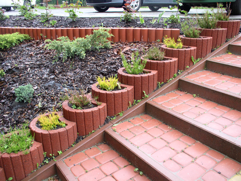 Firma JONIEC® oferuje eleganckie i trwałe gazony z betonu w kilku praktycznych kolorach