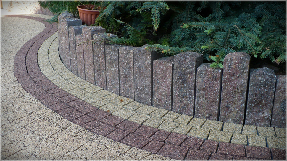 Wysokie palisady to świetny sposób na oddzielenie poszczególnych stref od siebie. fot. firma JONIEC® 