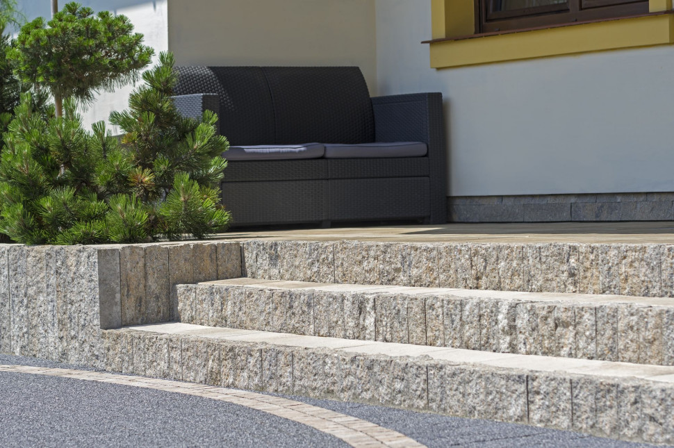 Palisady ogrodowe to materiał, który można wykorzystać do budowy tarasu i schodów tarasowych przed domem. fot. Firma JONIEC®