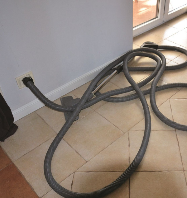 Gotowy do sprzątania wąż o długości 9 m z teleskopową rękojeścią z przełącznikiem