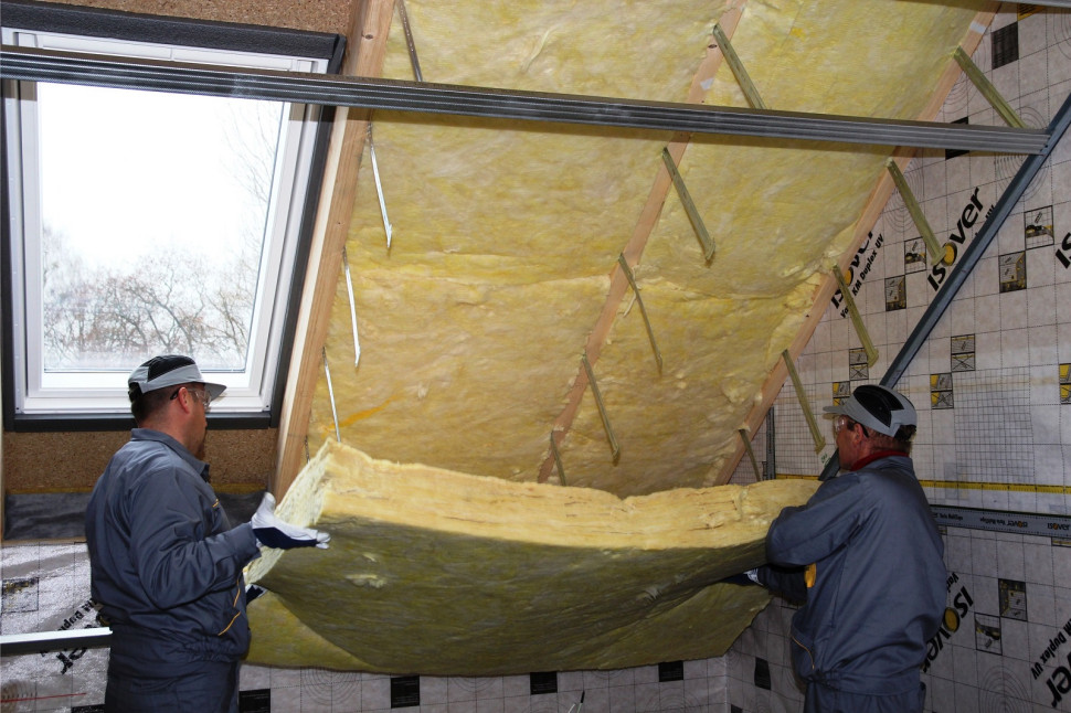 Wełna mineralna umieszczana pomiędzy krokwiami dachowymi