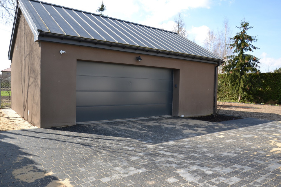 Brama segmentowa w wolno stojącym garażu