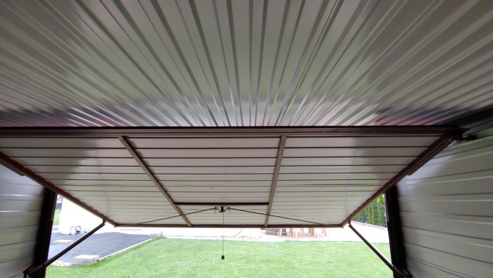 Uchylna brama garażowa: Elementy jezdne przymocowano do konstrukcyjnych profili bocznych i sufitu