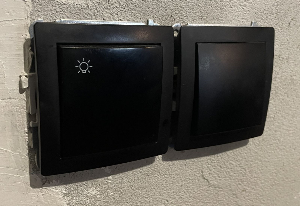 Przycisk do otwierania bramy na ścianie