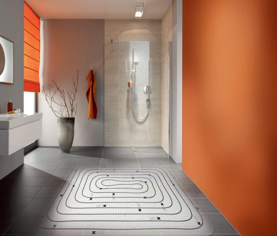 System wodnego ogrzewania podłogowego idealnie spełni swoją rolę w obszernej łazience. fot. KERMI