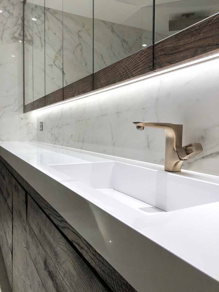 Umywalka zintegrowana z blatem z odpływem liniowym Luxum