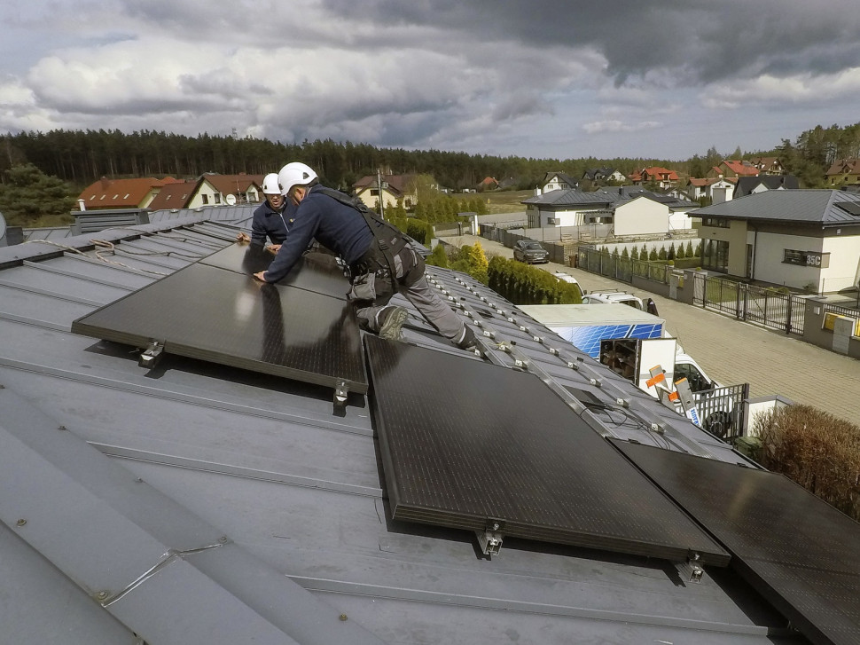 Zakładanie instalacji fotowoltaicznej na dachu