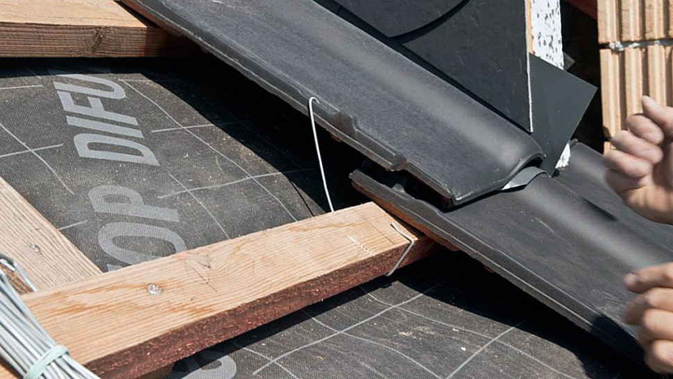 Mocowanie dachówki za pomocą klamry