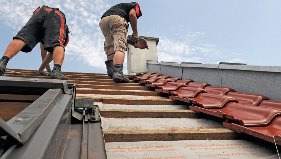 Większość dachówek to modele przesuwne - dzięki temu przy wymianie pokrycia nie trzeba przekładać łat