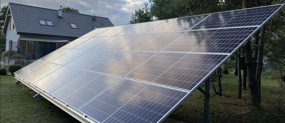 Panele fotowoltaiczne zainstalowane w ogrodzie (fot. Pionier-Energia