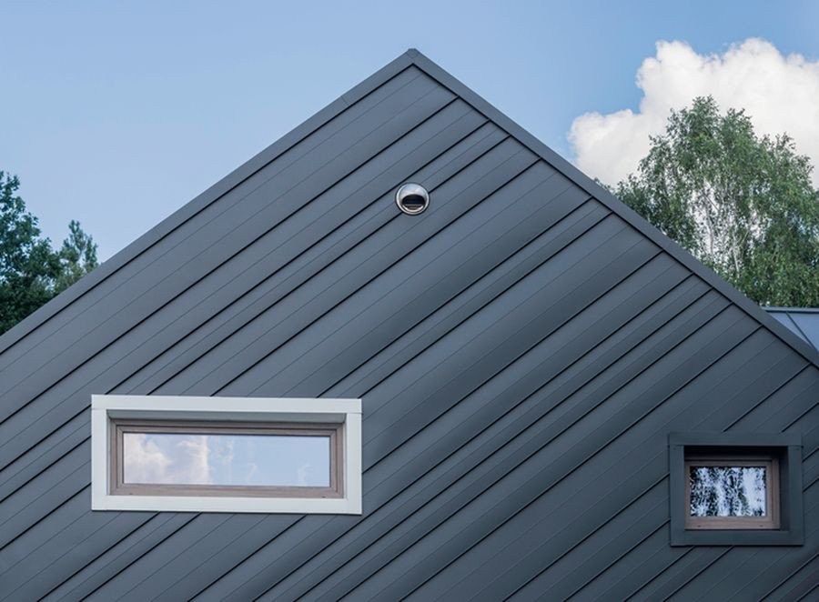 W nowoczesnych domach płaska blacha pojawia się również na elewacjach