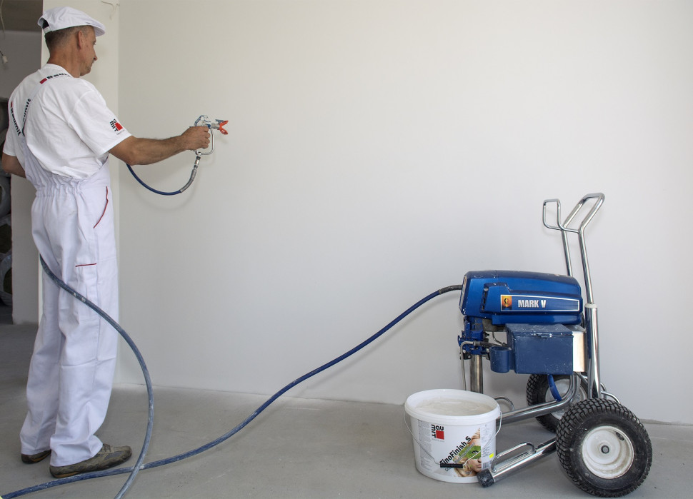 Nakładanie gładzi maszynowo agregatem