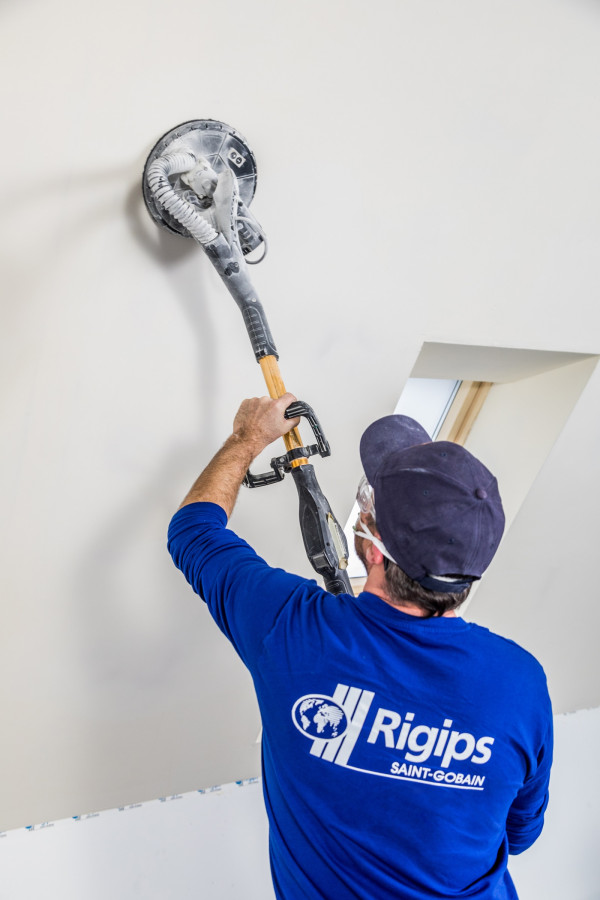 Do szlifowania gładzi wykorzystuje się maszynę nazywaną żyrafą