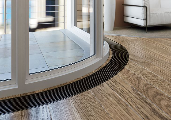 Grzejnik kanałowy w kształcie łuku