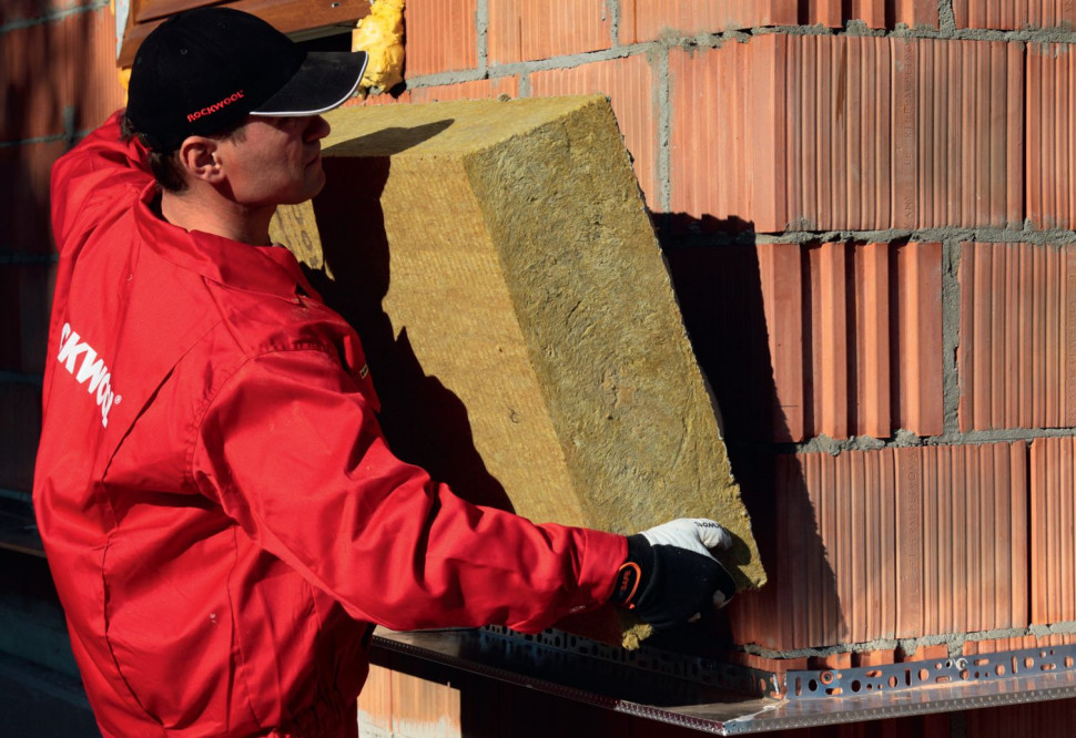 Układanie warstwy izolacyjnej na ścianę dwuwarstwową