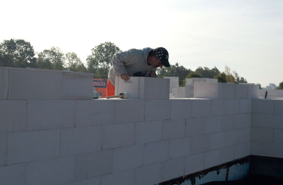 Mur z betonu komórkowego