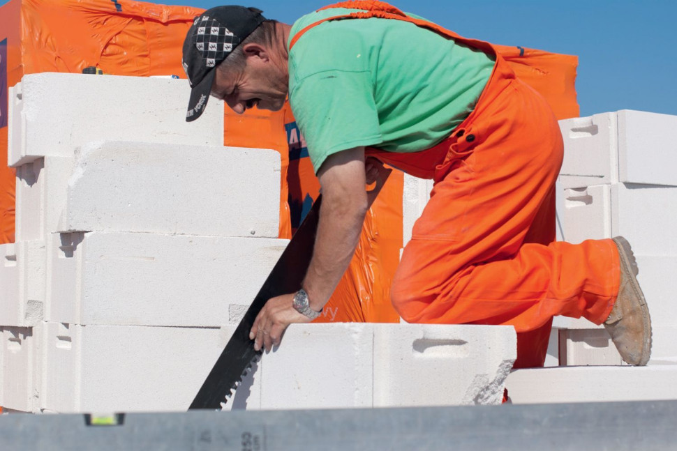 Beton komórkowy bez problemu można dociąć zwykłą piłą