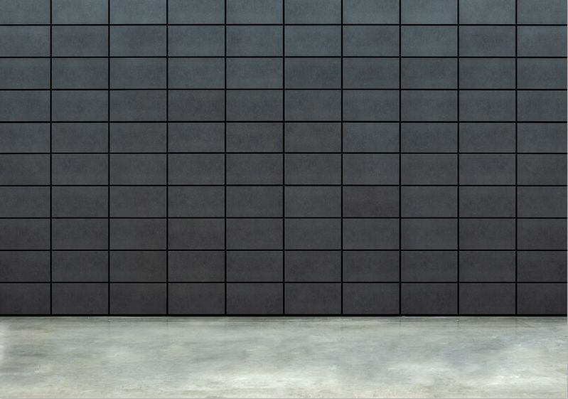 Gdy brama jest zamknięta, jej skrzydło tworzy jednolitą powierzchnię z fasadą