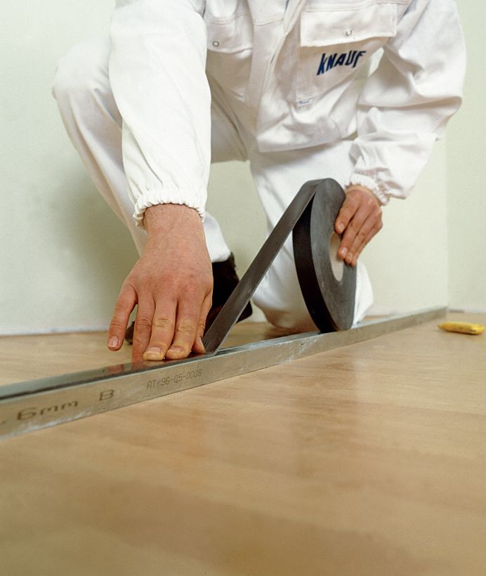 Wytyczenie miejsca i ulokowanie między profilami stelażu taśmy tłumiącej dźwięki