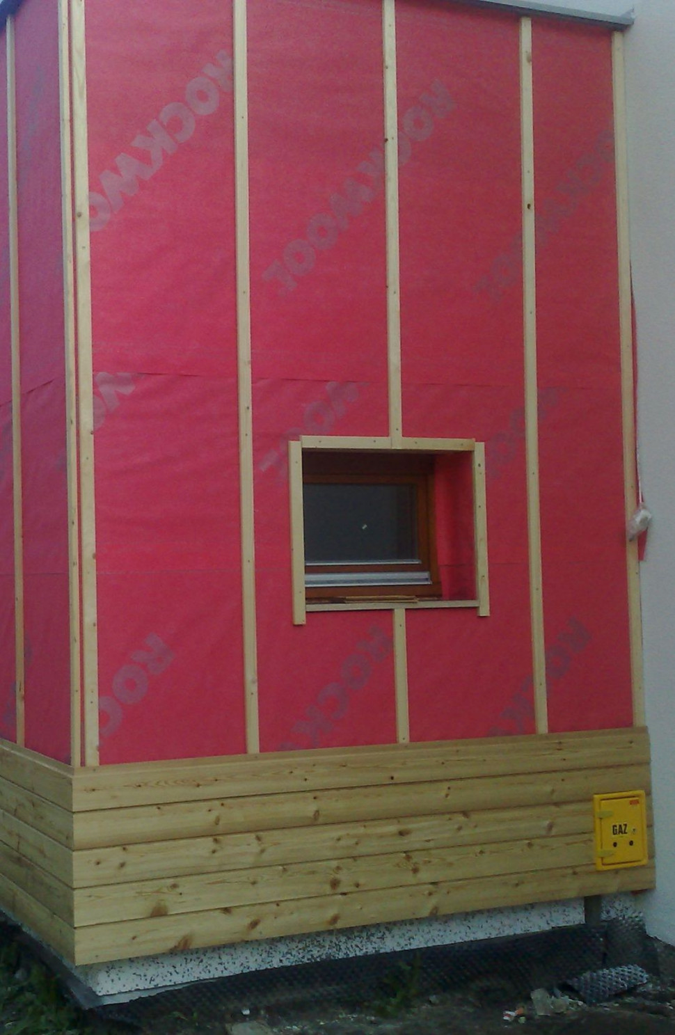 Ściana dwuwarstwowa w której izolację osłania drewniana oblicówka