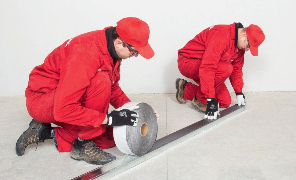 Oklejanie profili stelażu lekkiej ścianki działowej taśmą tłumiącą drgania