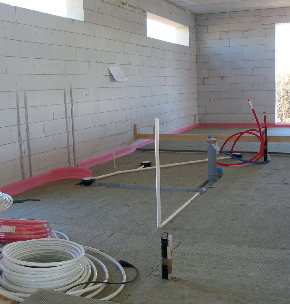 Izolacja podłogi na stropie - widoczne taśmy dylatacyjne przy ścianach