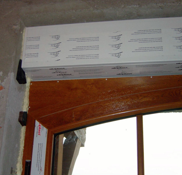 Zamontowana roleta na etapie montażu okna