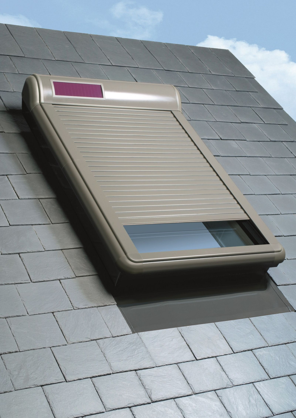 Roleta do okien dachowych wyposażona w ogniwo solarne, zasilana energią słoneczną