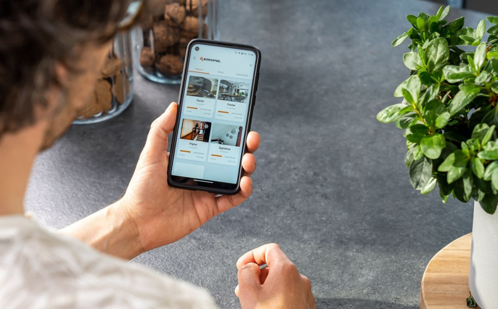 Sterować można zarówno pojedynczym oknem i roletą, jak też ich grupami oraz wszystkimi jednocześnie