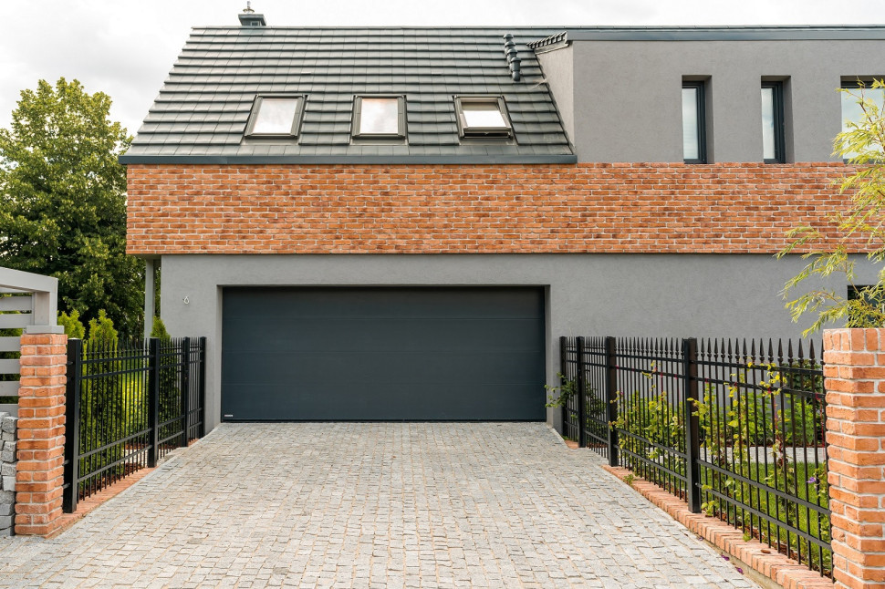 Rodzaj i kolor powłoki wykończeniowej bramy garażowej dobiera się do okien i drzwi zewnętrznych, dachu i elewacji