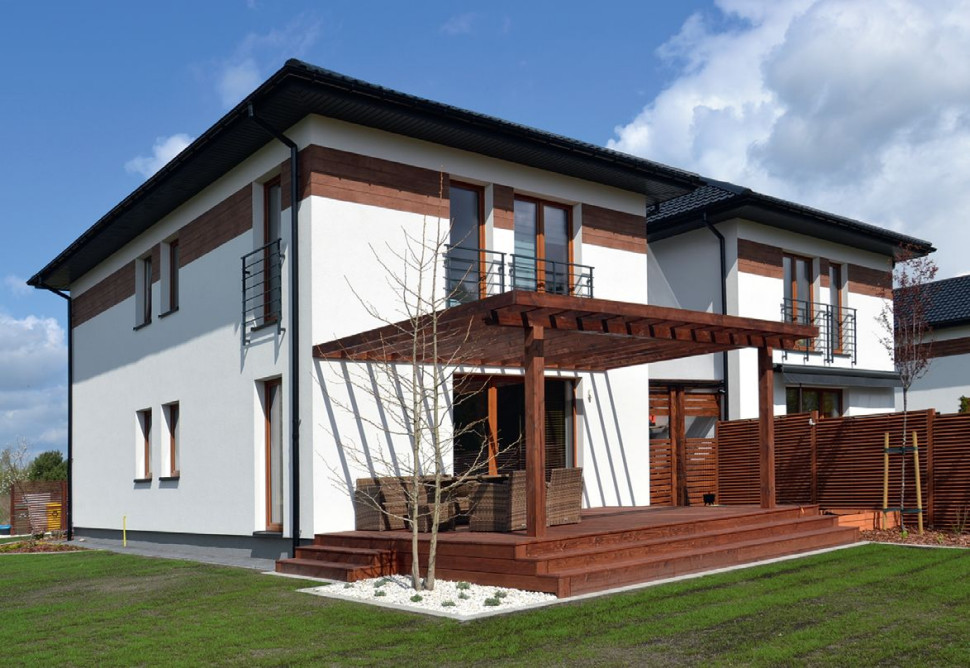 Drewniany taras z ażurową pergolą