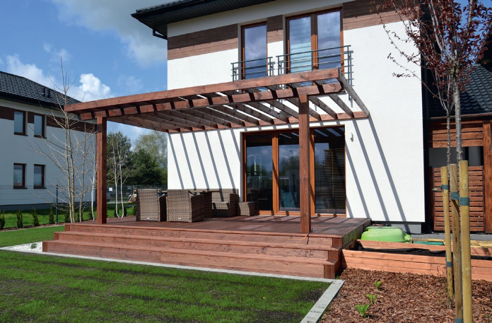 Taras z pergolą i meblami z technorattanu