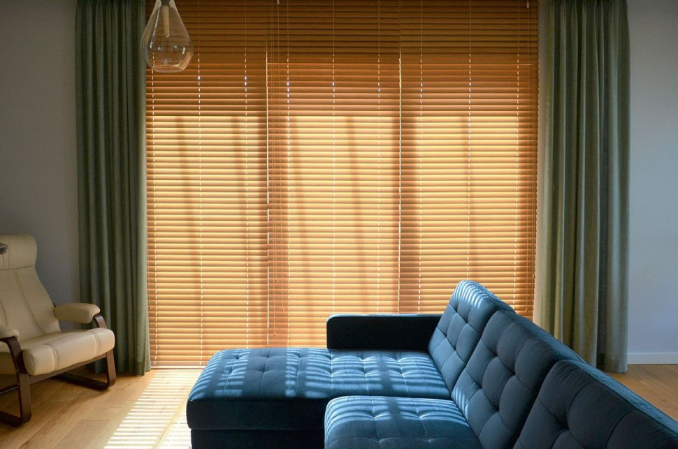 Wewnętrzne żaluzje z drewna w salonie